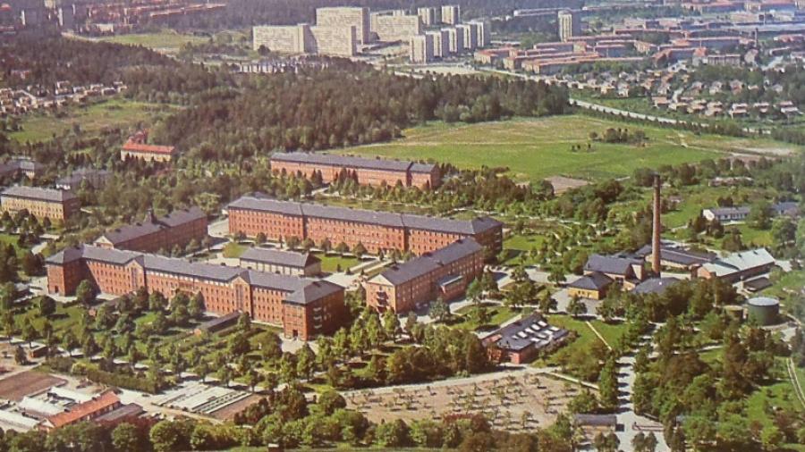 Beckomberga sjukhus med Råcksta i bakgrunden, i mitten av 60-talet. På det större fältet ovanför sjukhusbyggnaderna byggdes i början av 90-talet bostadsområdet Söderberga Gård 