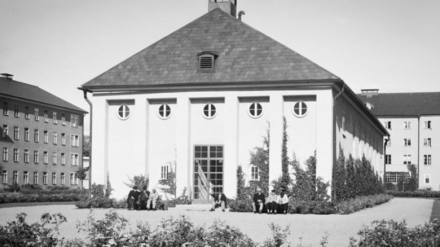 Samlingssalen i mitten av sjukhusparken, omgiven av två stora vårdpaviljonger och en köksbyggnad